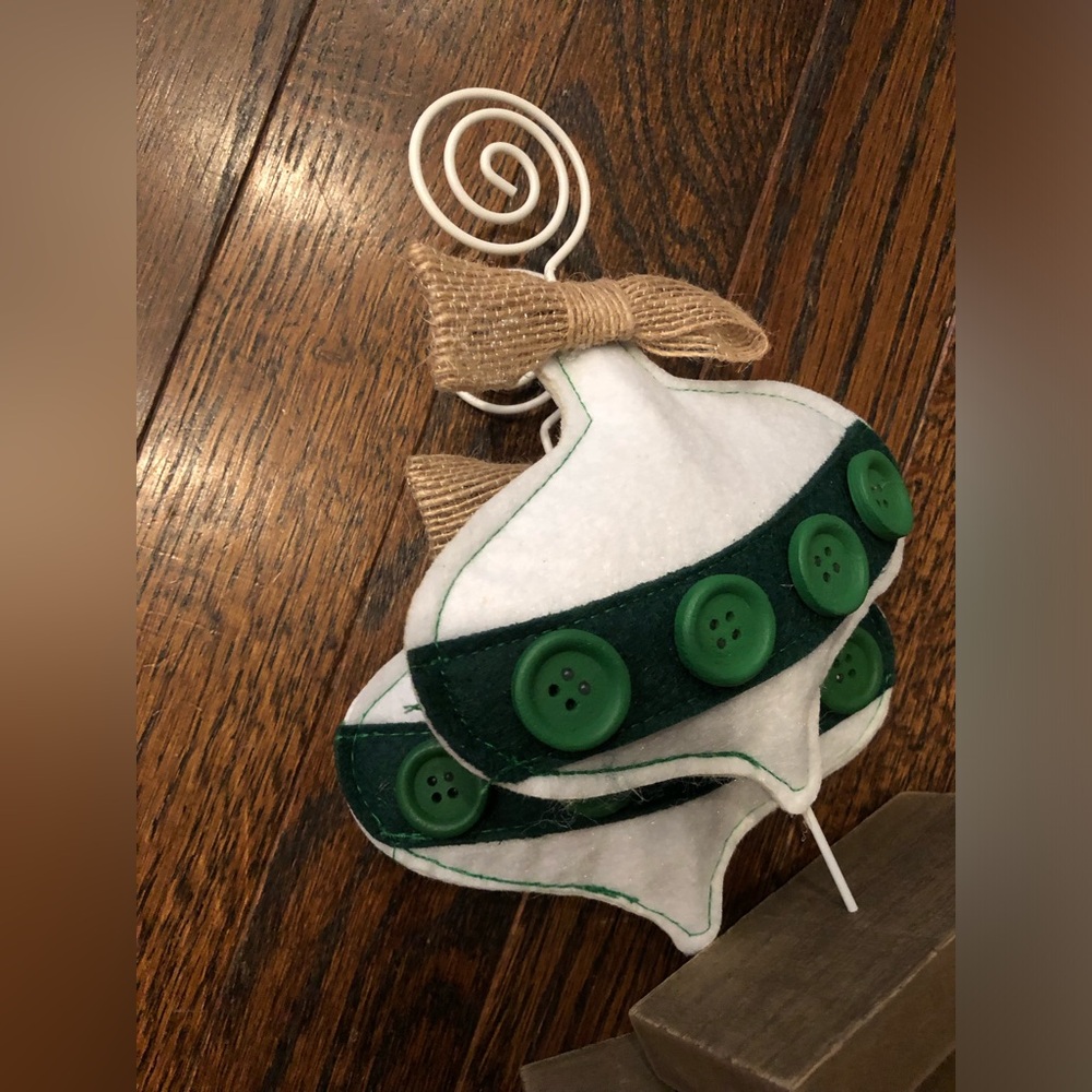 *NWT* Pier 1 Imports White Fabric w/Green Buttons & Burlap Ornaments Pic Holders - Picture 7 of 7